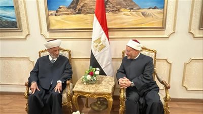 مفتي الجمهورية يستقبل نظيره اللبناني في مطار القاهرة