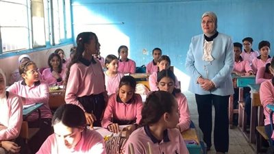مدير إدارة الدقي التعليمية تتفقد المدارس لمتابعة انتظام العملية التعليمية