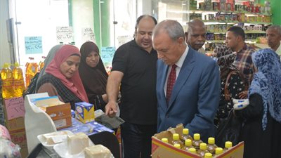 محافظ القليوبية يتابع تطبيق مبادرة خفض الأسعار بمدينة كفر شكر