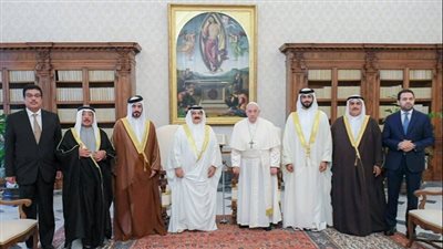 ملك البحرين يلتقي بابا الفاتيكان ويثمن العلاقات التاريخية بينهم