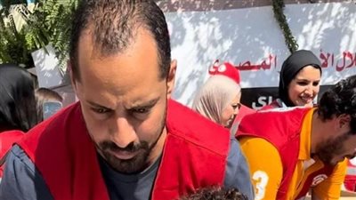  عمرو وهبة ينتقل إلى أرض الواقع ويتطوع في الهلال الأحمر