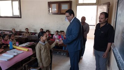 توزيع هدايا على الطلاب المتميزين أثناء جولة وكيل 