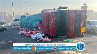 انقلاب سيارة نقل يسبب شللا مروريا على الطريق الدائري 