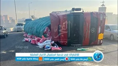 عودة حركة المرور لطبيعتها أعلى الدائري بعد انقلاب سيارة نقل محملة
