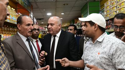للاطمئنان على تخفيض الأسعار.. محافظ قنا يفاجئ عددًا من السلاسل التجارية