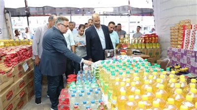 محافظ البحر الأحمر يفتتح معرض السلع الغذائية بالغردقة