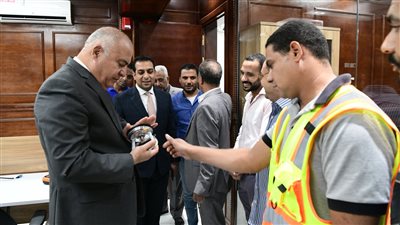  محافظ قنا يتفقد مركز الشبكة الوطنية الموحدة للطوارئ والسلامة العامة بالديوان العام