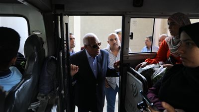 محافظ الجيزة يتابع انتظام العمل داخل موقف سرفيس ناهيا الحضاري