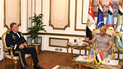 وزير الدفاع والإنتاج الحربي يلتقي قائد القيادة المركزية الأمريكية
