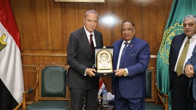 لهذا السبب.. رئيس قضايا الدولة يستقبل محتفظ القليوبية 