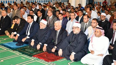 وزير الأوقاف ومحافظ السويس يؤديان صلاة الجمعة بمسجد بدر بمدينة بور توفيق 