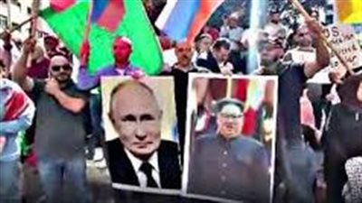 حاملين صورة بوتين وكيم جونغ.. مظاهرة في الخليل ضد القصف الإسرائيلي على غزة