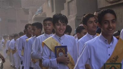 بالجلاليب البيضاء.. قرية في الغربية تحتفل بحفظ 200 من أبنائها للقرآن الكريم (صور)