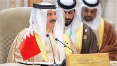 ملك البحرين خلال القمة الخليجية يطالب باحتواء التصعيد في غزة، وحماية المدنيين