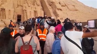  مئات السائحين يشهدون ظاهرة تعامد الشمس في أبو سمبل 
