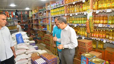 محافظ الغربية يتفقد معارض أسعار السلع الغذائية بمدينة قطور (صور)