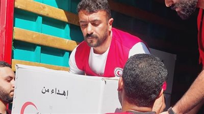أحمد العوضي يشارك في رفع مساعدات الهلال الأحمر بالشاحنات