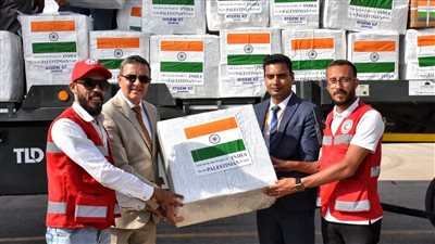 سفير الهند في القاهرة يسلم شحنة من المساعدات الإنسانية الهندية للهلال الأحمر