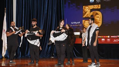 فرقة الفالوجا الفلسطينية.. تختتم حفل افتتاح الدورة الخامسة لملتقى القاهرة الدولي للمسرح الجامعي بشعار «الفن مقاومة»