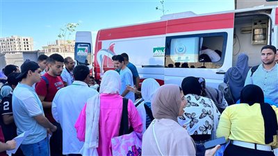 رئيس جامعة المنصورة الجديدة يتفقد حملات التبرع بالدم 