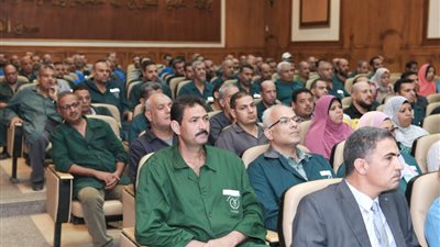 وزير الإنتاج الحربي يجتمع بالعاملين بشركة حلوان للصناعات الهندسية