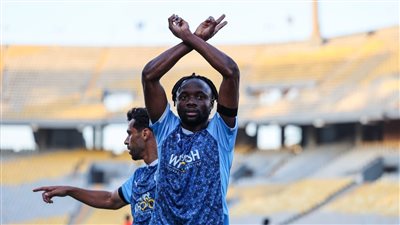 فيستون ماييلي يخطف الأنظار في مباراة بيراميدز أمام المصري