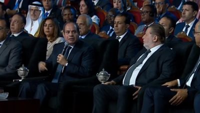 السيسي: لو فاكرين البلد بتتقدم برئيس أو حكومة.. بتظلموا نفسكم 