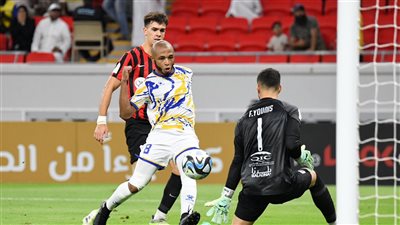  في لافتة رائعة.. ياسين براهيمي يُلوح بعلم فلسطين بعد تسجيل ثنائية (شاهد)