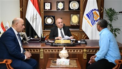 محافظ قنا يواصل استقبال المواطنين بمكتبه لبحث شكواهم