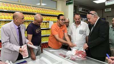 محافظ قنا يفاجئ عددا من السلاسل التجارية للاطمئنان على تطبيق مبادرة تخفيض الأسعار