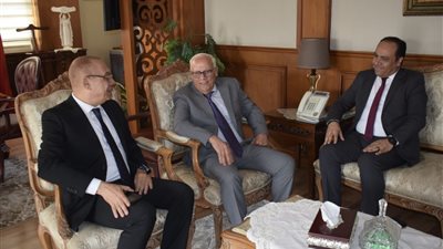محافظ بورسعيد يكرم وكيل وزارة الصحة قبل انتقاله للعمل بمحافظة سوهاج