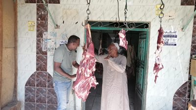 حملات رقابية مكثفة على الأسواق بأسوان لمتابعة تطبيق مبادرة ضبط الأسعار 