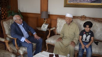 محافظ بورسعيد يستقبل أحد المواطنين لبحث شكواه ويوجه الأجهزة التنفيذية بالاستجابة الفورية