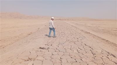 استعدادًا للسيول المحتملة.. دوريات لمراقبة صيانة مخرات السيول في دشنا (صور)