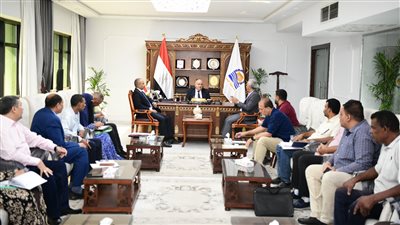 بعد نجاحها في العاصمة.. محافظ قنا يبحث تعميم تجربة ضبط منظومة الاعلانات بالمراكز والمدن