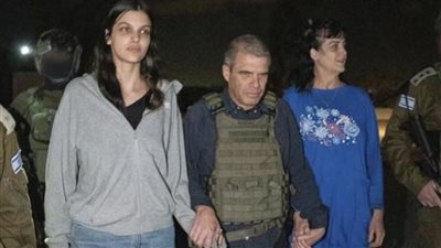 أسيرة سابقة لدى المقاومة تعود إلى الولايات المتحدة