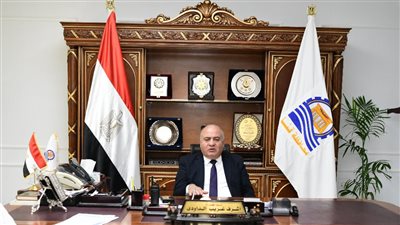 محافظ قنا يواصل استقبال المواطنين بمكتبه لبحث شكواهم