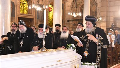 البابا تواضروس يصلى تجنيز الأنبا أثناسيوس بالكنيسة البطرسية