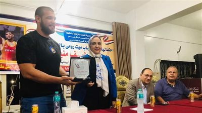 وكيل شباب الدقهلية تكرم عبد اللطيف منيع لاعب المصارعة بدكرنس (صور)