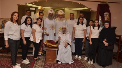 الأنبا رفائيل يرسم شمامسة جدد بأكاديمية مفرح القلوب بالظاهر 