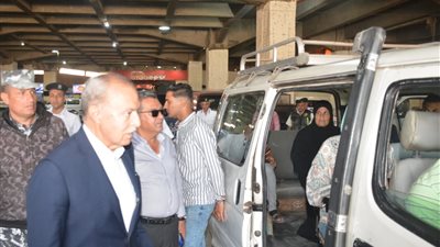 محافظ القليوبية يتابع انتظام سير العمل بمواقف السيارات ومحطات الوقود 