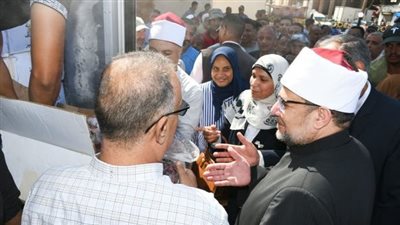 وزير الأوقاف ورئيس مدينة الغردقة يتفقدان توزيع طن لحوم على الأسر الأولى بالرعاية
