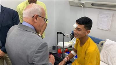 محافظ بورسعيد يزور مصابي غزة الذين يحصلون علي العلاج بالمستشفيات ويداعب أحد لاعبي الكرة: تعالي العب عندنا في المصري