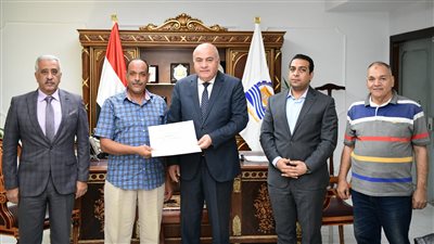 ليقظتهم وإخلاصهم.. محافظ قنا يكرم عاملين بمشروعات الأمن الغذائي