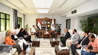تستهدف تدريب وتوعية السيدات.. محافظ قنا يستقبل وفد الجمعية المصرية لمنظار عنق الرحم
