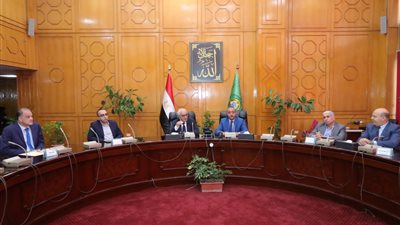 وزير التعليم ومحافظ الإسماعيلية يعقدان اجتماعا مع قيادات ومديرى الإدارات التعليمية