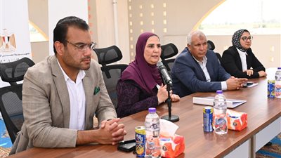 وزيرة التضامن تتفقد معرض الأسر المنتجة بقرية عثمان بن عفان بالفرافرة