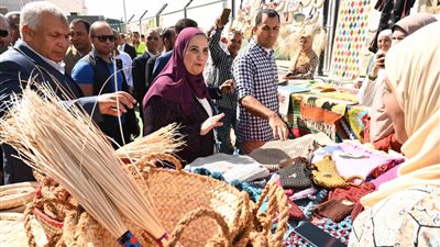 وزيرة التضامن القباج تتفقد مركز التأهيل الاجتماعي ومعرض الأسر المنتجة في الوادي الجديد