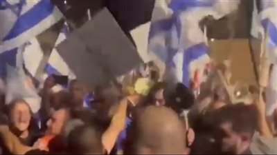 عاجل| صدامات عنيفة بين متظاهرين والشرطة الإسرائيلية أمام منزل نتنياهو