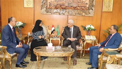 رئيس جامعة المنوفية يقدم واجب العزاء لطالبة فلسطينية فقدت عائلتها بغزة